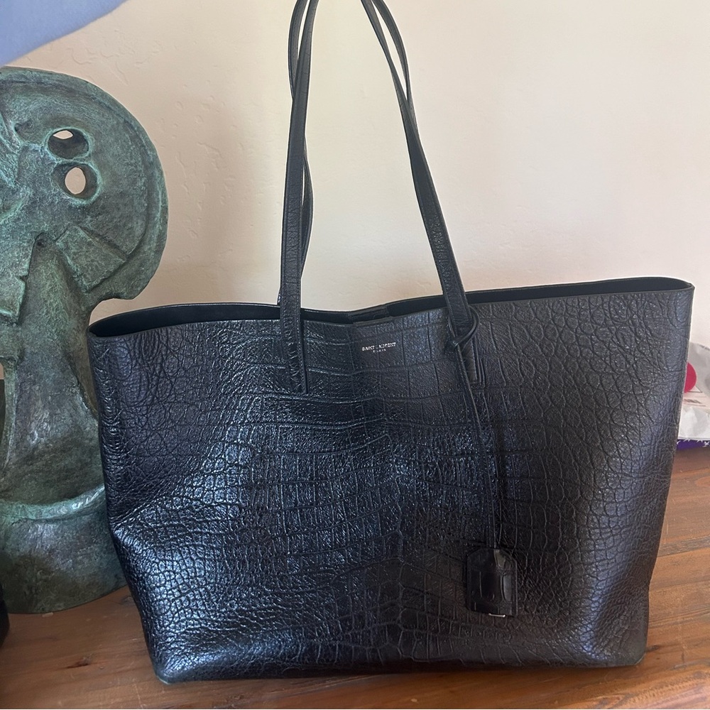Saint Laurent
Shopping leather tote
Very good condition
Black, Leather